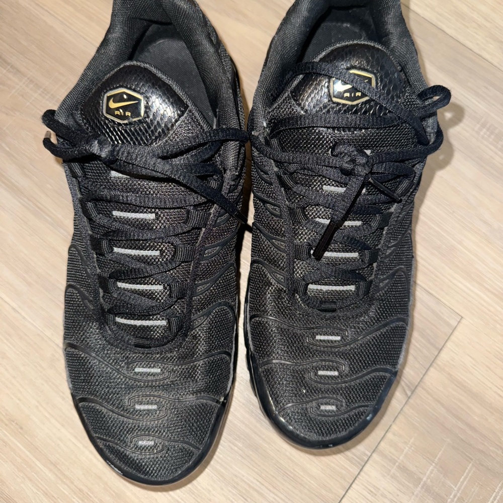 Nike Men's Black and Gold Athletic Shoes